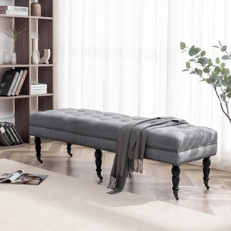 Panca accentuale Juna in tessuto con gambe e rotelle in legno di gomma